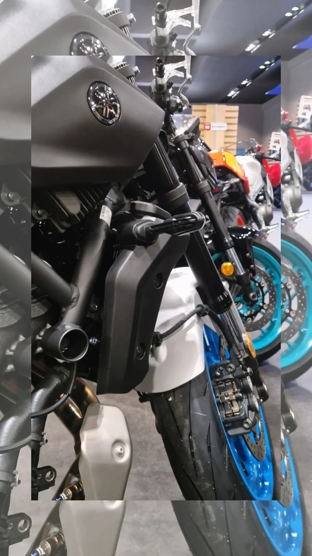 Unos detallitos de la MT-07 2025
Ya disponible para la venta en los tres colores Ice Storm, Icon Blue y Tech Black

¡Ven a verla!

Calle de Zurbano 93-95📍
#yamaha #mt07 
#darksideofjapan 
#yamahamotor 
#yamahamotormadrid