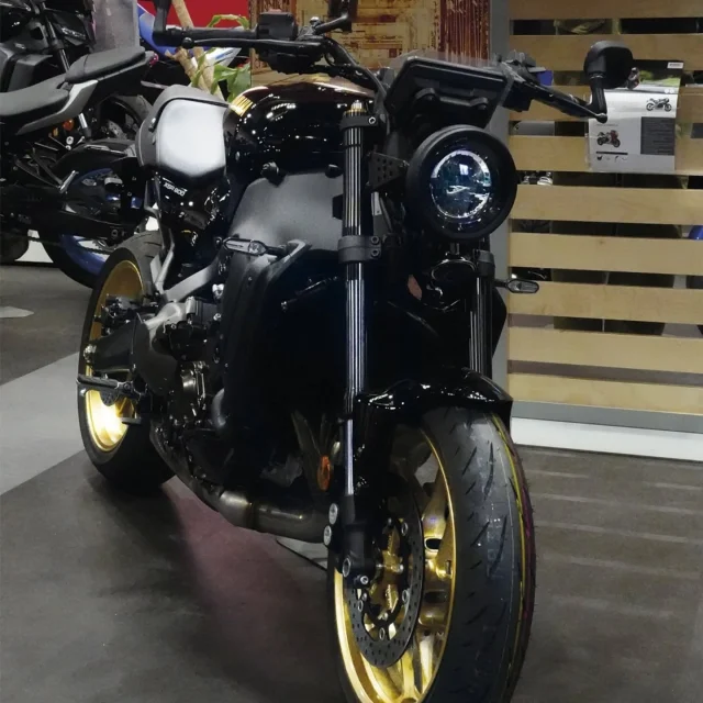 Xsr 900
Estilo clásico, moderno paquete electrónico que proporciona un nivel excepcional de control

¿Quieres conocerla más? Contáctanos

#xsr900 #yamahamotormadrid 
#moto #cp3 #yamaha 
#bikelovers #bikeride 
#sportheritage #goodvibes 
#aesthetic #rideordie #ride
#classic