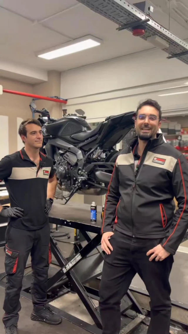 Mauri y Nacho nos van a dar unos consejos para el tensado de cadena.... síguenos para la parte dos 😎

 #yamahamt09 #Motormadrid #Revsyourheart