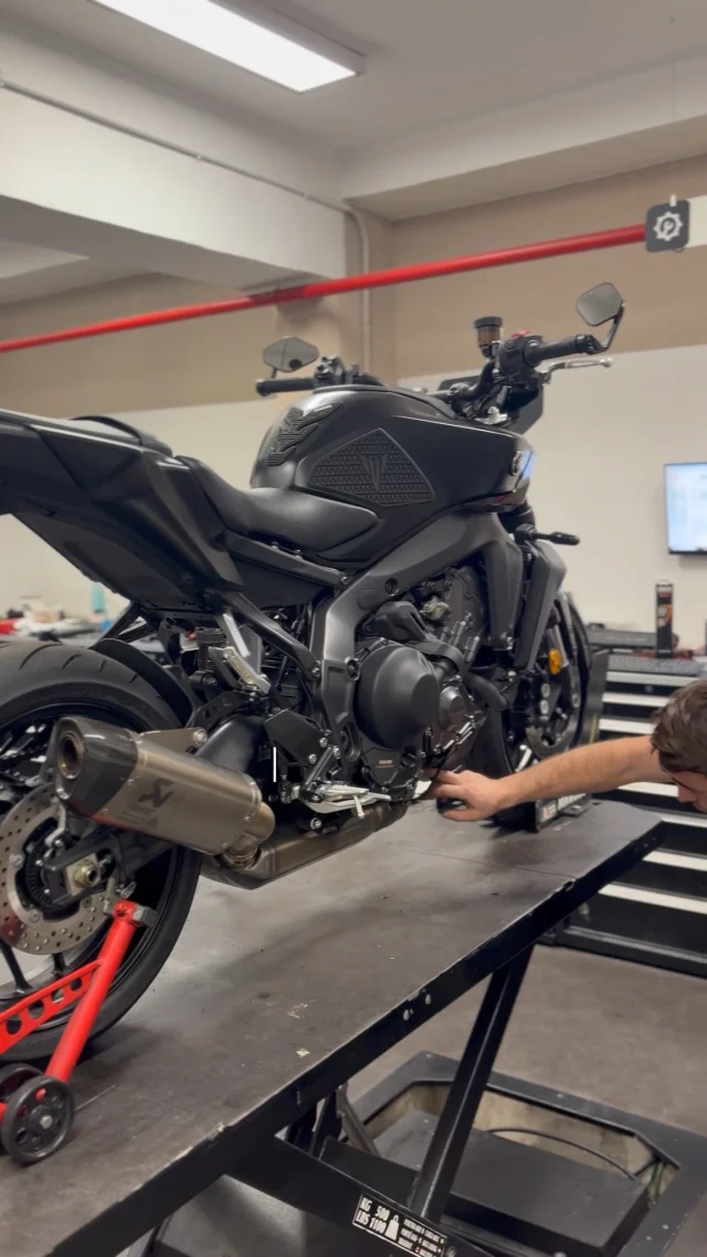 Hoy Nacho y Mauri nos enseñan a comprobar los niveles de aceite y líquido refrigerante.

.... y un pequeño tip más 😝

#YamahaFamily #somosmotormadrid #MotorcycleLife #mt09yamaha #mt09